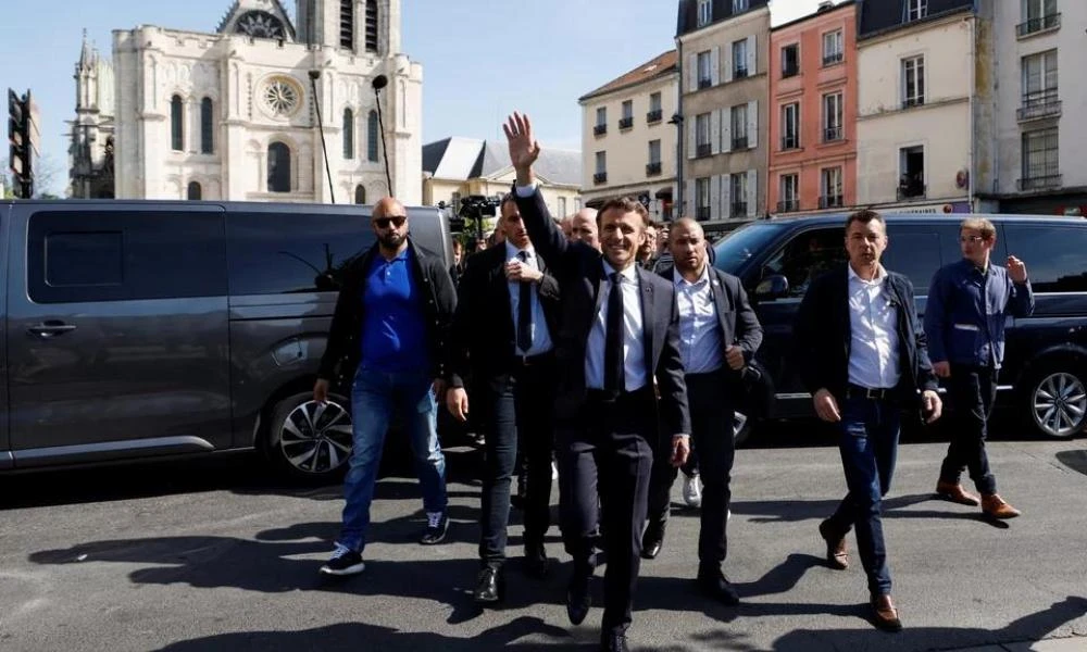 Γαλλικές εκλογές: Ο Μακρόν φόρεσε τα... γάντια του μποξ κυριολεκτικά -«Τίποτα δεν έχει κριθεί» (εικόνες)